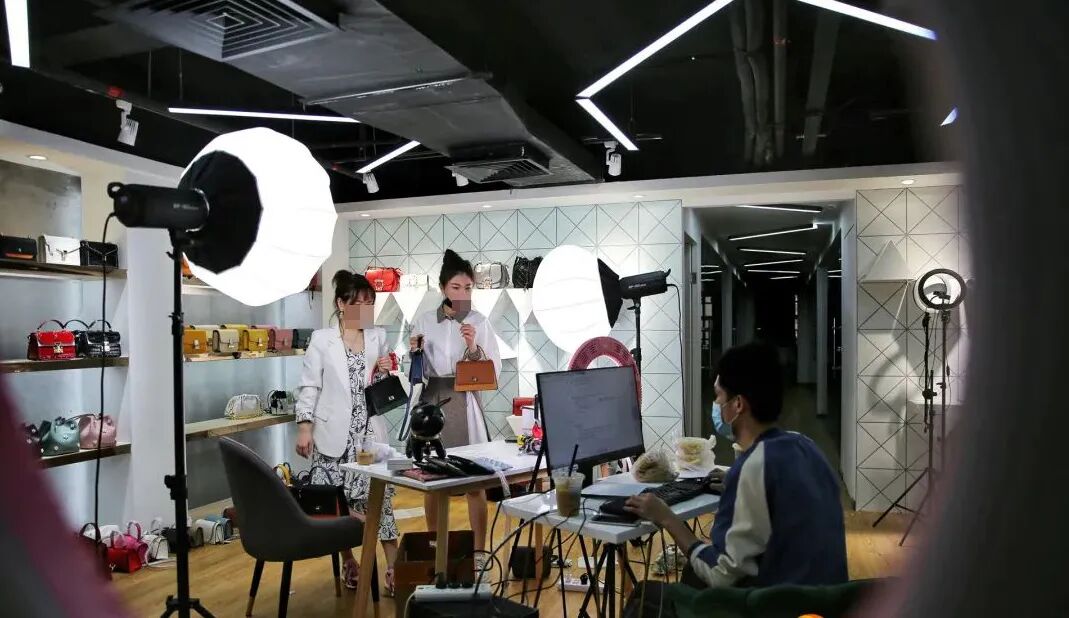 揭秘广州，白云皮具城的“一姐”们，正纷纷转型做广系跨境电商出海。